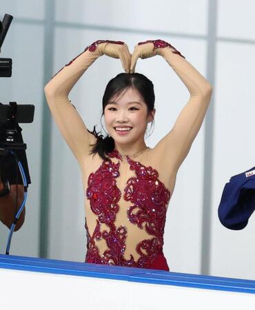 女子ＳＰの演技を終え、スタンドにいる関係者にハートマークを送る中井亜美（撮影・伊藤笙子）