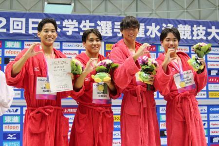 　男子４００メートルリレーで中大の第１泳者を務め、１００メートル自由形の日本新をマークした村佐達也（左端）＝東和薬品ラクタブドーム