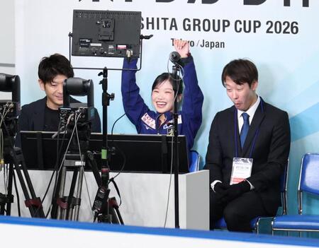 女子ＳＰの得点を見て喜ぶ中井亜美（中央）＝撮影・伊藤笙子