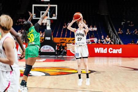 ３点シュートを放つ林咲希©ＦＩＢＡ