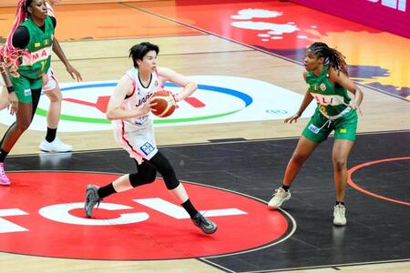 パスを出す渡嘉敷来夢©ＦＩＢＡ