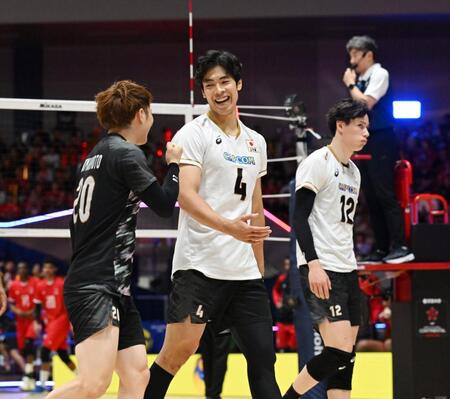 第４セット、プレーの合間に笑顔を見せる宮浦（中央）
