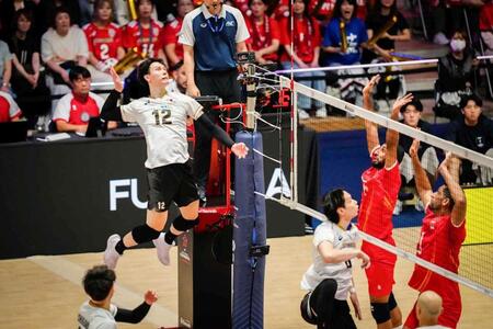 １次リーグのオマーン戦でスパイクを狙う高橋（Ｖｏｌｌｅｙｂａｌｌ　Ｗｏｒｌｄ提供）