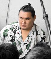 稽古総見を終え、取材に応じる豊昇龍