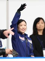 練習前、客席の関係者に手を振る中井亜美（撮影・伊藤笙子）