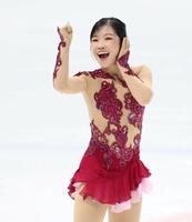 女子ＳＰの演技を終え、ガッツポーズをする中井亜美（撮影・伊藤笙子）
