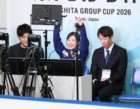 女子ＳＰの得点を見て喜ぶ中井亜美（中央）＝撮影・伊藤笙子
