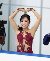 女子ＳＰの演技を終え、スタンドにいる関係者にハートマークを送る中井亜美（撮影・伊藤笙子）