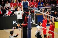 １次リーグのオマーン戦でスパイクを狙う高橋（Ｖｏｌｌｅｙｂａｌｌ　Ｗｏｒｌｄ提供）