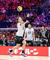 第３セット、ボールを拾う西田