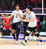 第３セット、宮浦（左）のスパイクが決まり、喜ぶ河東
