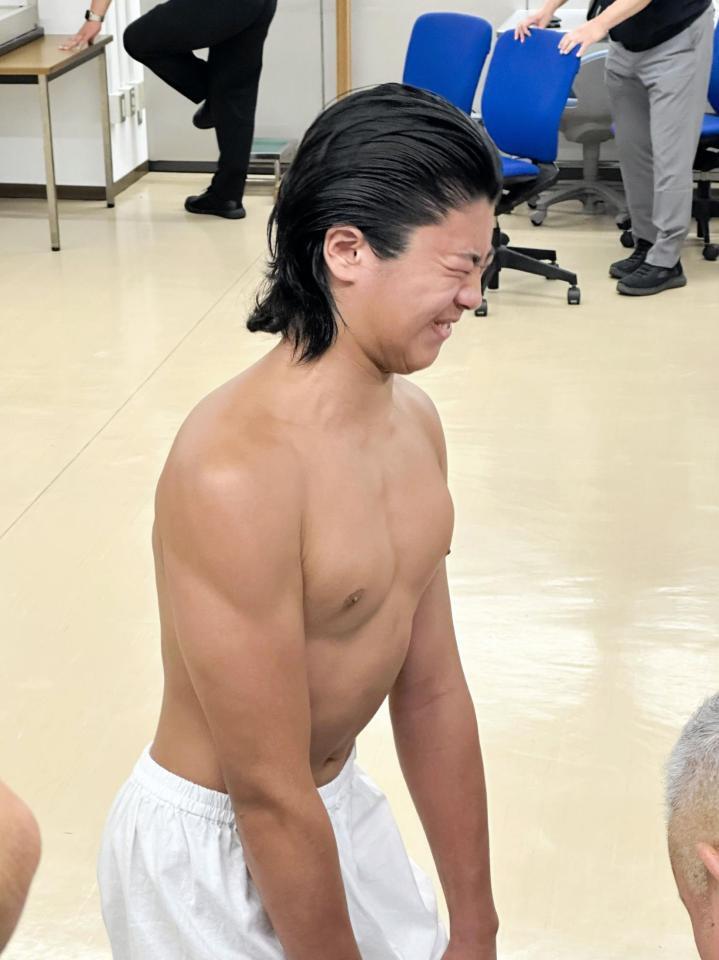 新弟子検査で背筋力を測る新道帝憲