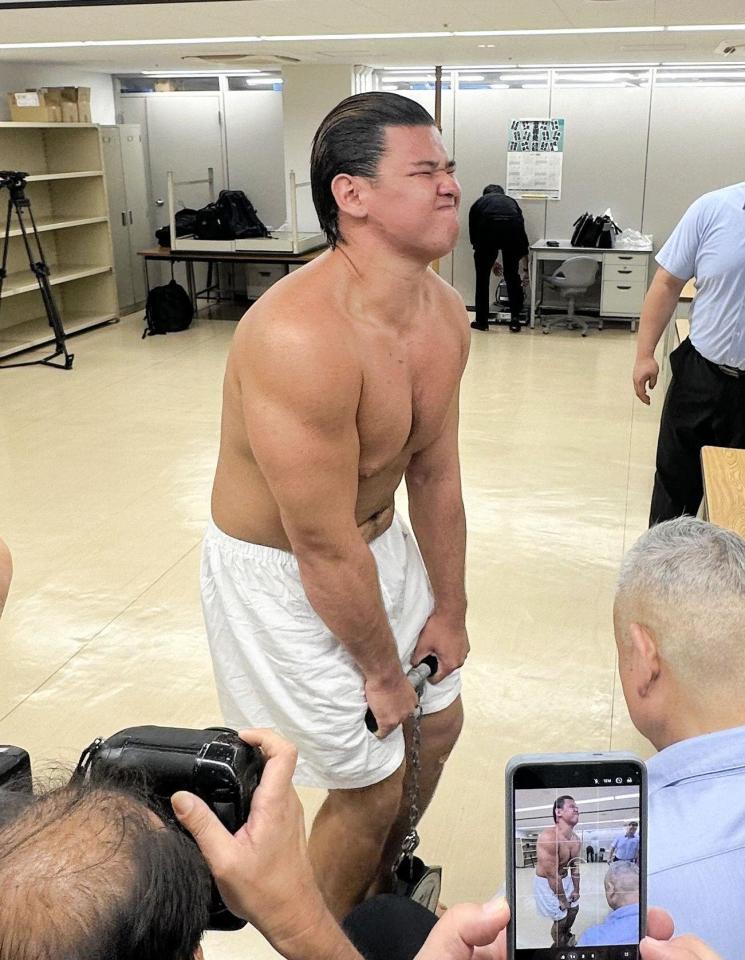 新弟子検査で背筋力を測る砂田昌宏ライダー