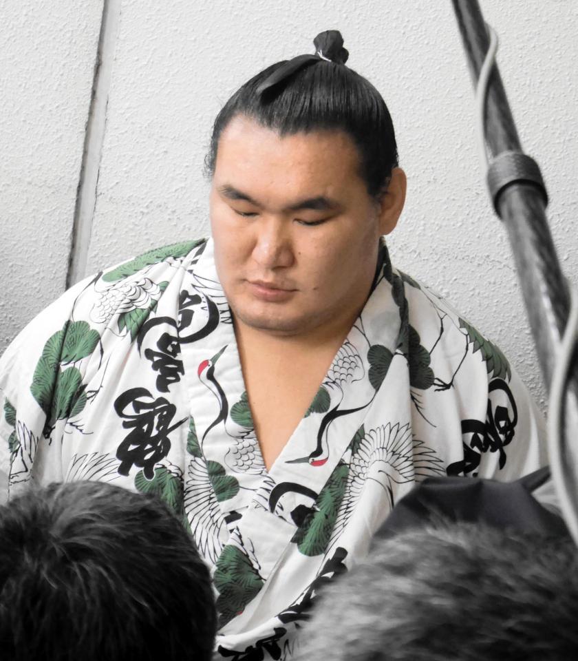 稽古総見を終え、取材に応じる豊昇龍