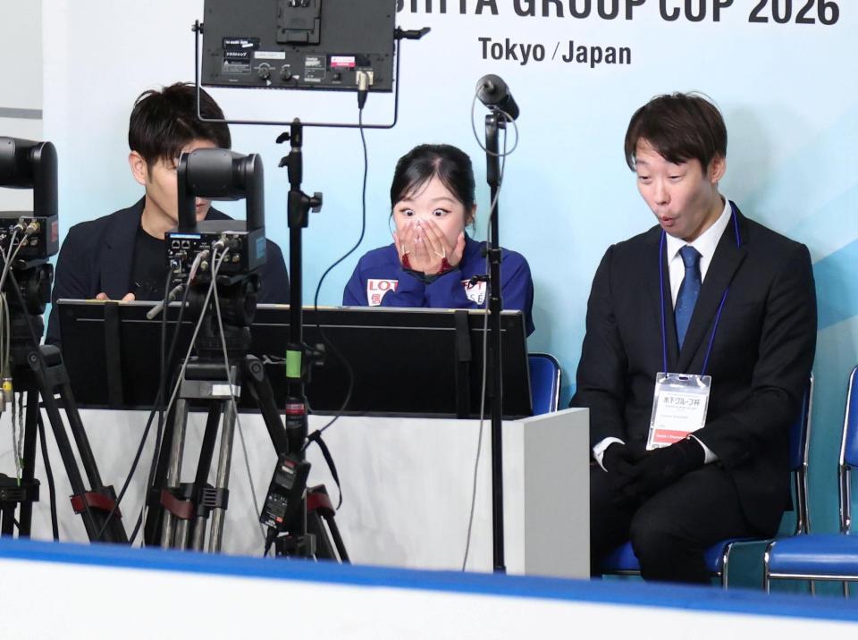 女子ＳＰの得点を見て目を丸くする中井亜美（中央）＝撮影・伊藤笙子