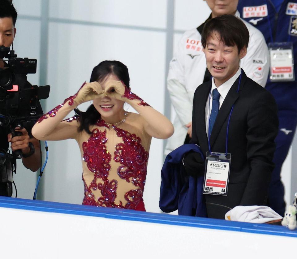 女子ＳＰの演技を終え、スタンドにいる関係者を探す中井亜美（左）＝撮影・伊藤笙子