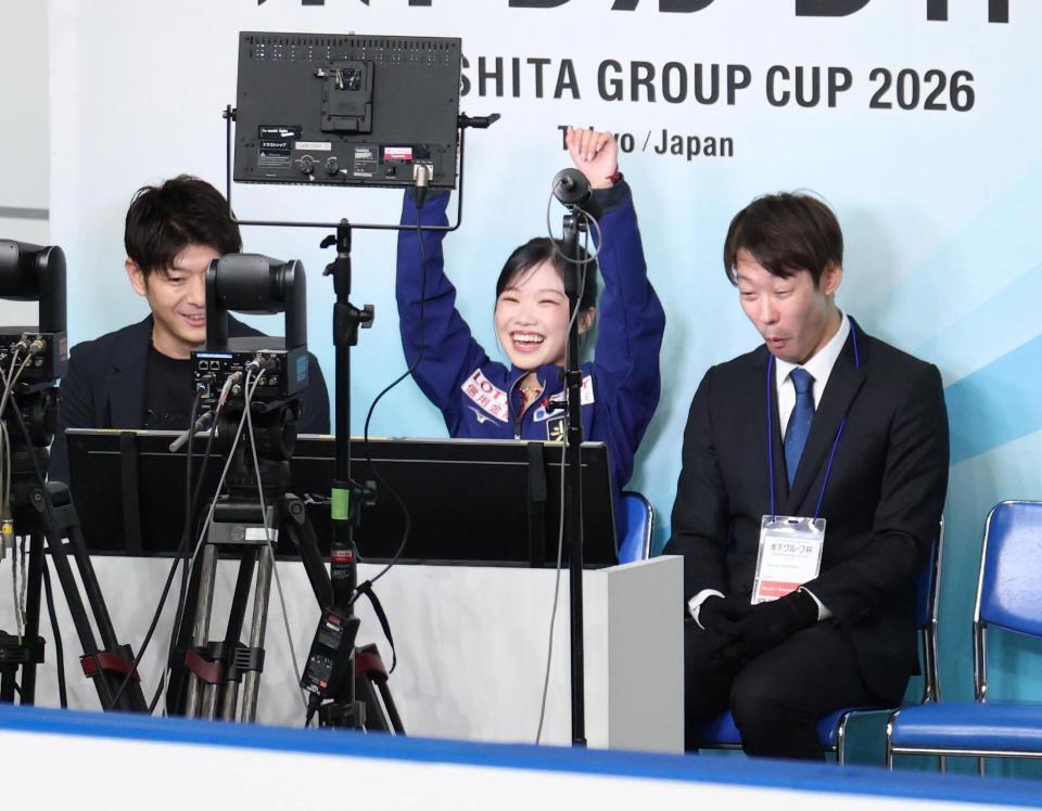 女子ＳＰの得点を見て喜ぶ中井亜美（中央）＝撮影・伊藤笙子