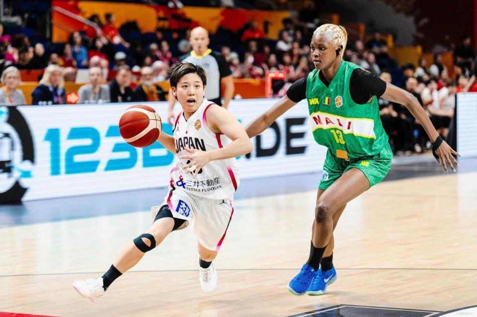 ドリブルで切り込む町田瑠唯©ＦＩＢＡ
