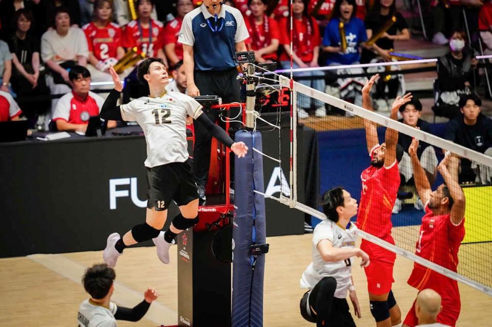１次リーグのオマーン戦でスパイクを狙う高橋（Ｖｏｌｌｅｙｂａｌｌ　Ｗｏｒｌｄ提供）