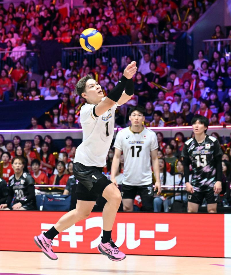 第３セット、ボールを拾う西田