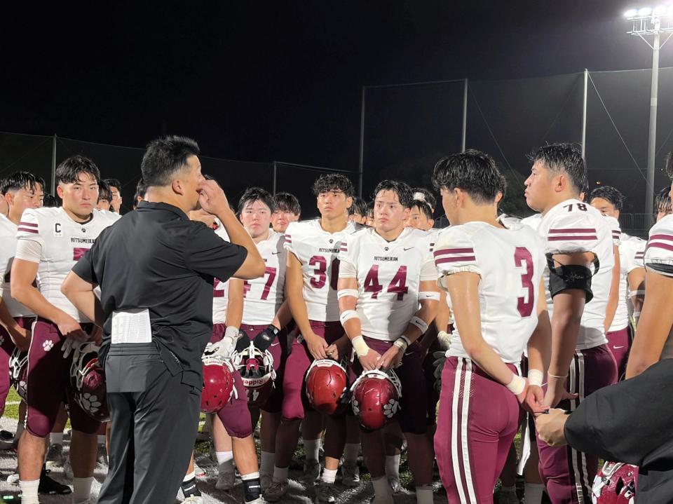 試合後ミーティングを行う立命大アメフト部。中央左は高橋健太郎監督、右３番は藤岡昂汰主将