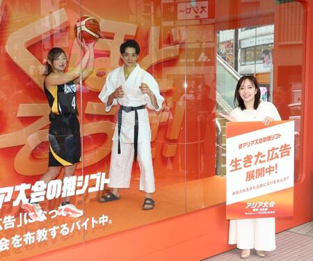 応援型アルバイトを体験する（左から）角田夏実さん、入江陵介さん、石川佳純さん（撮影・石井剣太郎）