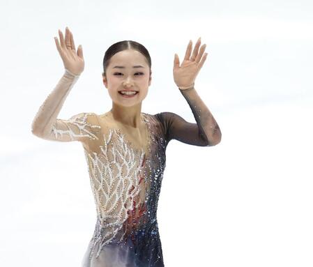 女子ＳＰ、演技を終え、スタンドに手を振る島田麻央（撮影・伊藤笙子）