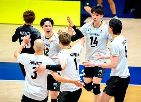 タッチを交わす石川（奥右）、高橋（同中央）ら（Ｖｏｌｌｅｙｂａｌｌ　Ｗｏｒｌｄ提供）