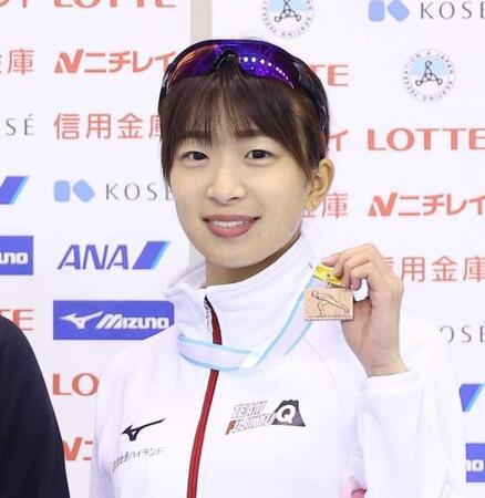 女子１５００メートル表彰式でメダルを手に記念撮影に応じる小野寺優奈さん（当時）＝２０２０年１１月