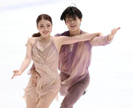 アイスダンスＲＤ、演技をする紀平梨花、西山真瑚組（撮影・伊藤笙子）
