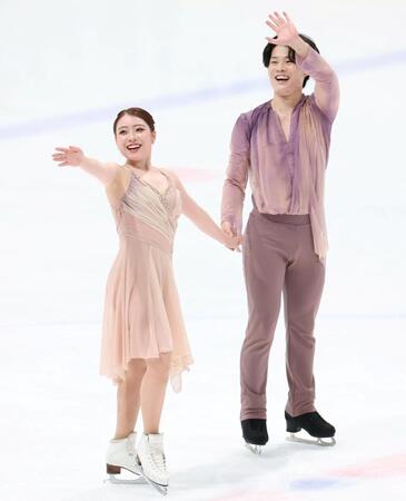 アイスダンスＲＤ、演技を終え、客席に手を振る紀平梨花、西山真瑚組（撮影・伊藤笙子）
