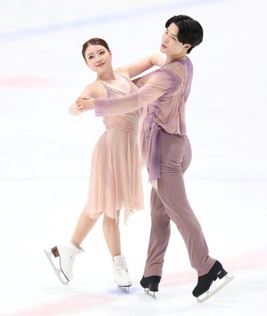 アイスダンスＲＤ、演技する紀平梨花、西山真瑚組（撮影・伊藤笙子）