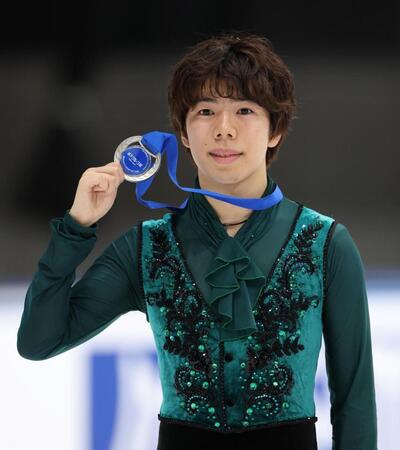 男子シングルで２位に入り、メダルを手に笑みを浮かべる佐藤駿（撮影・伊藤笙子）