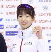 女子１５００メートル表彰式でメダルを手に記念撮影に応じる小野寺優奈さん（当時）＝２０２０年１１月