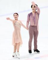 アイスダンスＲＤ、演技を終え、客席に手を振る紀平梨花、西山真瑚組（撮影・伊藤笙子）
