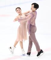 アイスダンスＲＤ、演技する紀平梨花、西山真瑚組（撮影・伊藤笙子）