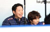 男子ＦＳ、得点が発表され、日下匡力コーチ（左）と喜ぶ佐藤駿（撮影・伊藤笙子）