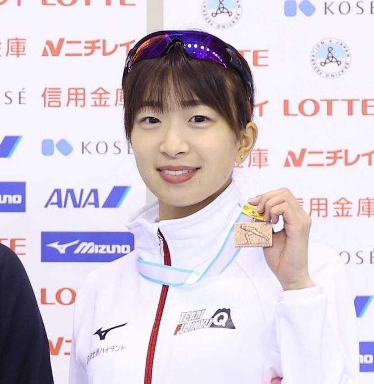 女子１５００メートル表彰式でメダルを手に記念撮影に応じる小野寺優奈さん（当時）＝２０２０年１１月