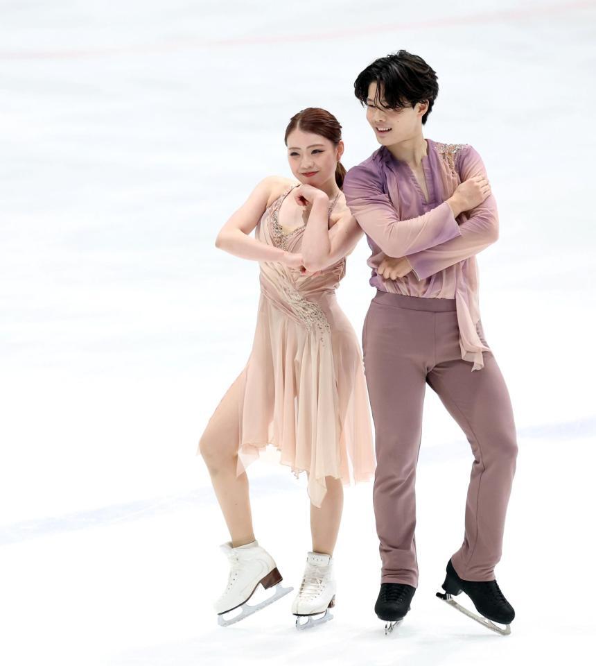 アイスダンスＲＤ、演技をする紀平梨花、西山真瑚組（撮影・伊藤笙子）