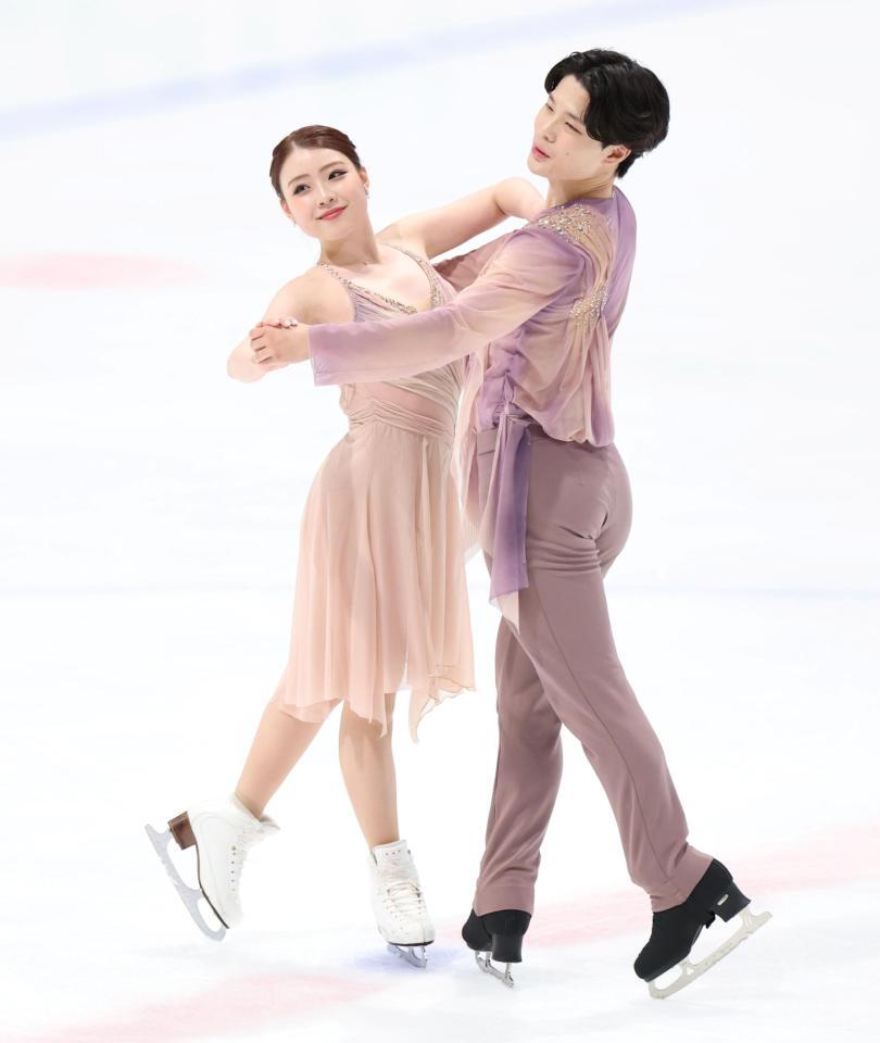 アイスダンスＲＤ、演技する紀平梨花、西山真瑚組（撮影・伊藤笙子）