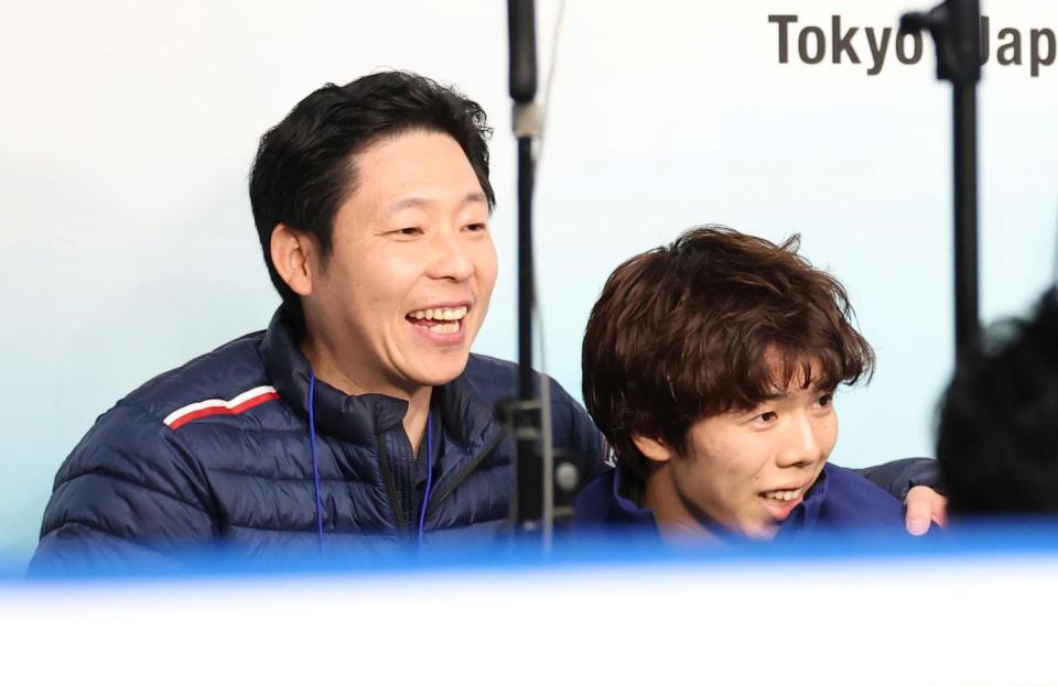 男子ＦＳ、得点が発表され、日下匡力コーチ（左）と喜ぶ佐藤駿（撮影・伊藤笙子）