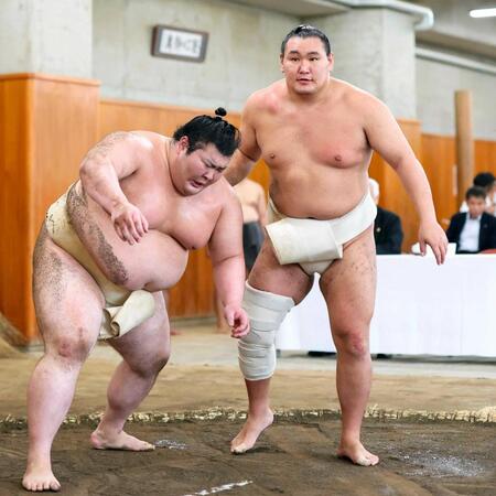 　稽古総見で汗を流す豊昇龍。左は熱海富士