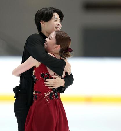 アイスダンスＦＤ、演技を終えてハグを交わす紀平梨花（右）、西山真瑚組（撮影・伊藤笙子）