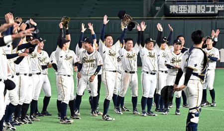 　ＮＴＴ西日本を破って１２年ぶり２度目の優勝を決め、喜ぶ西濃運輸ナイン＝東京ドーム