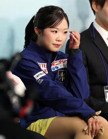 女子ＦＳ、得点結果を見つめる中井亜美（撮影・伊藤笙子）