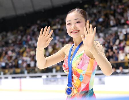 女子で優勝し、メダルをかけ笑顔を見せる島田麻央（撮影・伊藤笙子）