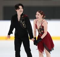 アイスダンスＦＤ、初の国際大会を終え、アンドの笑みを浮かべる紀平梨花、西山真瑚組（撮影・伊藤笙子）