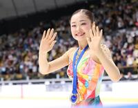 女子で優勝し、メダルをかけ笑顔を見せる島田麻央（撮影・伊藤笙子）