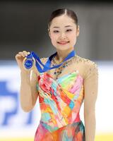 女子シングルで優勝し、メダルを手にする島田麻央（撮影・伊藤笙子）