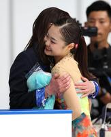 女子ＦＳ、演技を終え、浜田美栄コーチと抱き合う島田麻央（撮影・伊藤笙子）
